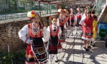Девненци отвориха домовете си за лазарките