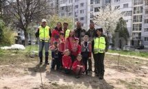 Служители на ДГС „Варна” и скаути засадиха дръвчета край детска площадка