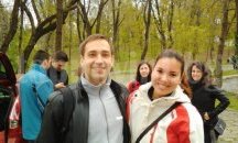 Двама млади ентусиасти: Да се засади дърво е много добро дело