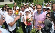 Цветанов празнува с младежи край храма на Ванга