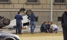 Пиян шофьор се обърна по таван на жълтите павета