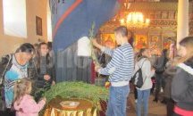На Цветница миряните чакат ред за върбови клонки