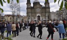 Множество жители на Бургас посрещнаха Цветница с празнично хоро