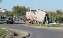 ТИР със стъкла катастрофира в района на Дунав мост при Русе
