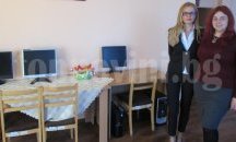 Деца от социален център получиха компютри