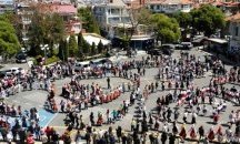 Жителите на Поморие посрещат Великден с народна музика и танци