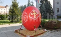 С 2-метрово яйце украсиха площада на Разлог