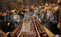 Миряните минават под Плащаницата на Велики петък