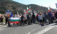 Актьори, кмет и още стотици блокираха пътя за Царево