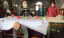 На Разпети петък християните се провират под църковната маса с плащеницата