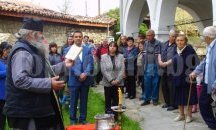 Раздадоха осветен Великденски курбан в центъра на Върбица