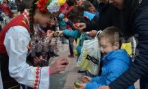 Над 100 девненци се включиха в борбата с яйца на площада