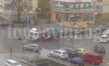 Микробус се запали до зала "Младост"