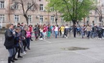 Ученици и учители танцуваха хоро в Търговище