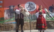 Валя Балканска пее на фермерски събор в Кресна