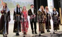 Музика, песни и танци на шестнадесетото издание на фолклорния фестивал „Божурите“