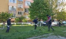 Косят тревните площи във всички жилищни комплекси на Сливен