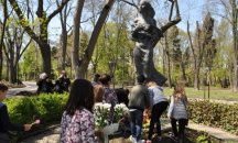 Ученици отбелязаха годишнината от рождението на бургаската поетеса Петя Дубарова
