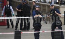 В Лондон задържаха подозрителен мъж с три ножа