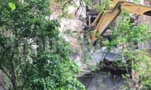 Събарят вековна къща в София