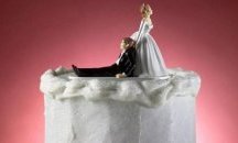 Индийски власти раздават бухалки на младоженки срещу агресивни пияни съпрузи