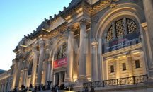 Гол мъж се затвори в прозрачен бокс пред музея Метрополитън