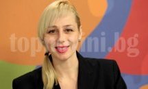 Младежи сядат зад председателското бюро в Държавната агенция за закрила на детето