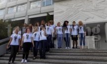 Абсолвенти на бал с тениски