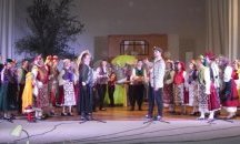 Заместник-кмет на една сцена със самодейци в „Насред село, на мегдана“