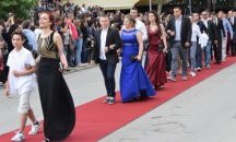 По червен килим поеха към новите предизвикателства на живота абитуриенти от четири училища