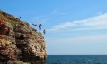 Отново се организира великото скачане от скалите край Тюленово