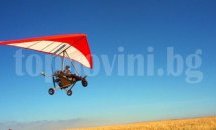 Мотоделтапланер пръска против комари над Бургас
