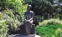 Местят паметника на Дора Габе в двора на детска градина в Добрич