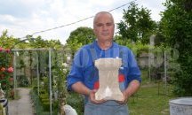 Изкопаха древен олтар от двор в Девня