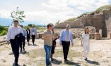 Посланик и министър с планове за античен град