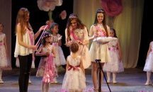 Царица Роза раздаде корони на малки красавици в Казанлък