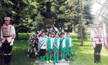 С цветя и венци почетоха паметта Ботев в София