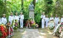 Венци отрупаха паметника на Ботев в Морската градина
