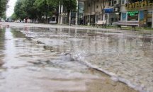 Мини гейзер бликна пред общината в Русе след авария на ВиК