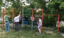 Младежите от Ротаракт пребоядисаха спортната площадка в ПМГ „Нанчо Попович”