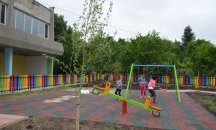 Садят брезички в девненски квартал