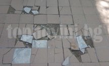Подменят счупените плочки в центъра на Добрич