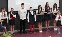 Училище награди отличници с ваучери за книги