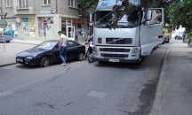 ТИР блъсна Мазда пред съда, за малко не отнесе колата на съдия № 1 в региона Миглена Тянкова