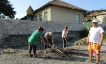 Доброволци чистиха центъра на ромски квартал