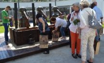 С розово сладко посрещнаха дипломати в Казанлък
