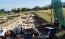 Пенсионери в експедиция на терен, датиращ от 8000 години