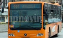 Намалиха броя на автобусите по линия №111, хората припадат