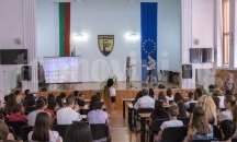 Талантливи ученици получиха стипендия от МОН