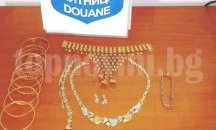 Златни накити за 24 000 лева задържаха митническите служители на ГКПП Капитан Андреево